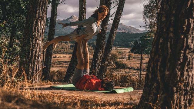 couples yoga in nature